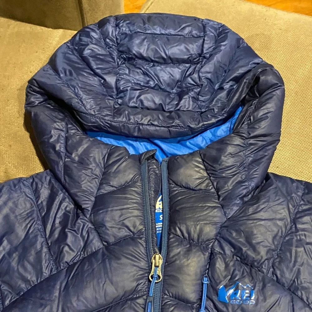 REI Black Insulated Puffer Jacket with Blue Logo and Drawcord